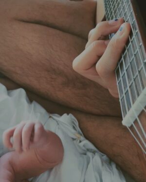 Evaluna Montaner Instagram - Índigo nació. Dios estuvo presente en cada segundo del parto en nuestro hogar.
Es una niña feliz y curiosa.
Evaluna es la mujer más fuerte, virtuosa, y valiente que ha pisado este planeta. Todo mi respeto, mi servicio y mi entrega a la reina de esta casa!
Gracias por todos sus mensajes, sus oraciones y los borbotones de amor y luz que han enviado hasta acá!!
Creció La Tribu ⛺️🔥☁️
(Soltando el teléfono otra vez para hacer otra siesta los 3)
