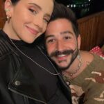 Evaluna Montaner Instagram - Feliz Navidad 🎄 A los que están por fin pasando tiempo con los suyos, a los que tienen la familia lejos, a los que están batallando con problemas de salud, a los que están por fin disfrutando de sus hijos, de sus sobrinos, de sus viejos. A los que cocinaron después de un año lleno de comidas a domicilios, a los que como nosotros, soltamos el ancla para disfrutar y celebrar que el mismo Dios creador del universo se hizo semilla, y vino en forma de niño a habitar entre nosotros!! Att: Camilo, Evaluna e Índigo.