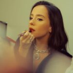 Evaluna Montaner Instagram - Qué loco que ya hay luces de navidad por todos lados. Yo estoy feliz porque llegó mi temporada favorita del año!! 🎄Ya quiero que mi casa huela a pino y chocolate caliente. Hasta que llegue la navidad, seguimos de gira cantándoles de cerquita. Este es mi make up look de hoy con Studio Look de @cyzone_oficial. (Delineador plumón black y labial graduable berry) Los quiero!! P.D. Cuando no sepas qué regalar, #RegalaTuLuz 😉 #CyzoneXEvaluna #publicidad