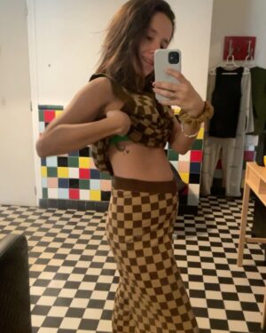 Evaluna Montaner Instagram - Y ahora todo huele y sabe mejor…
VAMOS A SER PAPÁS! 
No veíamos la hora de compartir con ustedes la noticia más hermosa que hemos recibido. Dios nos escogió para ser los papás de Índigo y nos sentimos muy afortunados de verlx llegar y florecer! Los amamos y gracias por acompañarnos en cada paso siempre. 💙💙💙 La Tribu está creciendo!! 
Camilo, Evaluna e Índigo.
