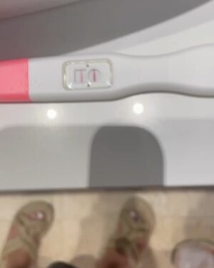 Evaluna Montaner Instagram - Y ahora todo huele y sabe mejor…
VAMOS A SER PAPÁS! 
No veíamos la hora de compartir con ustedes la noticia más hermosa que hemos recibido. Dios nos escogió para ser los papás de Índigo y nos sentimos muy afortunados de verlx llegar y florecer! Los amamos y gracias por acompañarnos en cada paso siempre. 💙💙💙 La Tribu está creciendo!! 
Camilo, Evaluna e Índigo.