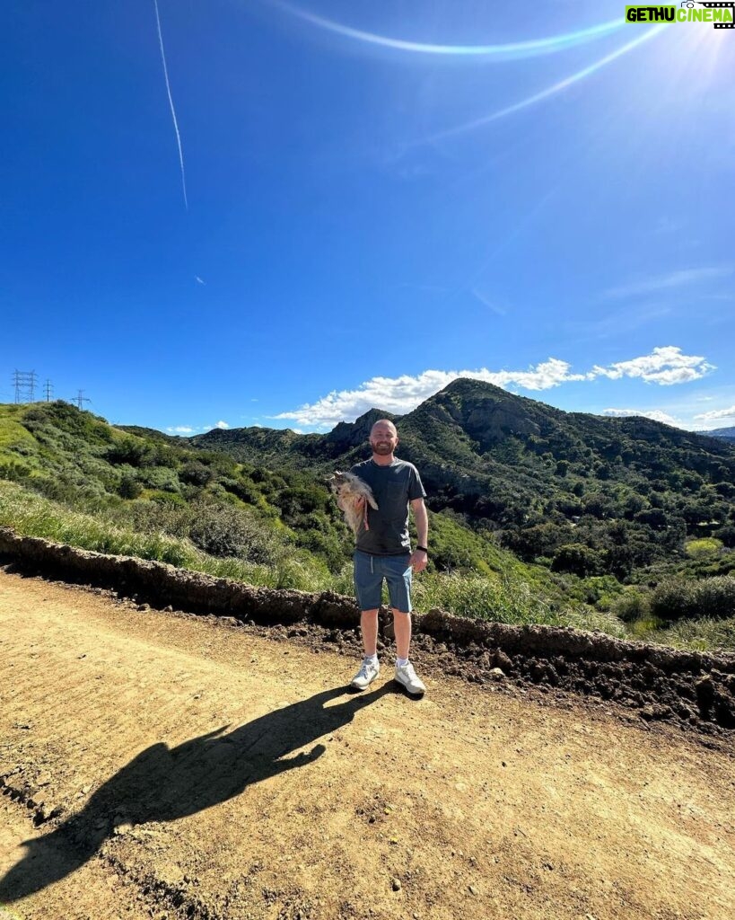 Evan Thomas Instagram - We are back in LA for some #barbie action! We landed today and had a few hours to burn so we went for a beautiful hike at #elsmerecanyon! Belle even got to go and get some exercise 🐶❤️❤️. Great hike, highly recommend 👍