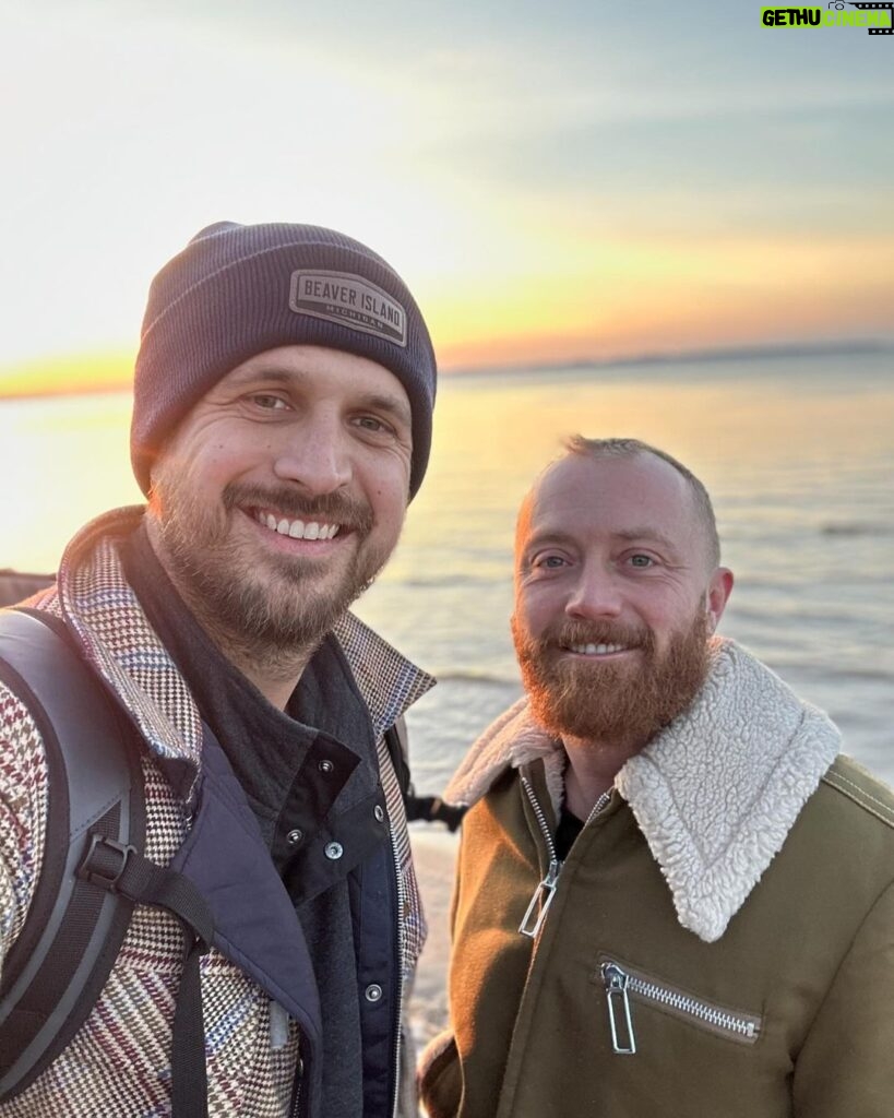 Evan Thomas Instagram - Merry Christmas! It’s been another wild, busy year, but it’s nice to wind down in quiet northern Michigan. Time to open some gifts and get cooking 😍. Hope everyone has a lovely day! What’s your go to Christmas meal? 🤔 Beaver Island