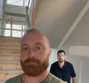 Evan Thomas Instagram - It’s time to Rock the Block, AGAIN!!! What an unbelievable experience it was.  I was amazed at how much more intense this season was.  It shook us to our cores I’d say.  BUT, I’m so proud of this house.  Everything we messed up on last time was corrected x10!! We worked so hard on this project and I can’t wait til y’all see it.  AND, we made some amazing new friends along the way 🥰 but the drama this season… was real.  That’s some tea since you read this far Show airs March 4th at 9pm on @hgtv #rocktheblock #newfriends #ilovethesepeople #tyisastudmuffinlol