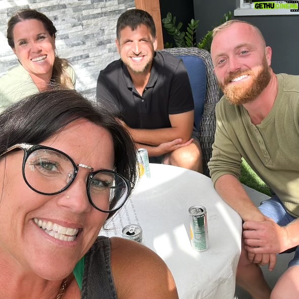 Evan Thomas Instagram - The block is as hard as ever, but we’re so grateful to have our HGTV besties with us 💕 #rocktheblock #unsellablehouses #bargainblock #hgtv Treasure Island, Florida