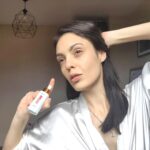 Evelin Kostova Instagram – От известно време кожата ми също “поглъща” витамин C и съм почти сигурна, че това е причината да изглежда свежо сутрин 😁

С Loreal Paris Revitalift Clinical серум ви запознах съвсем наскоро, а днес ви напомням, че е
 💥Подходящ за чувствителна кожа
💫Не запушва порите 
✨Ефективен за всички тонове и типове кожа
🌟Мощни активни съставки
🍋ЧИСТ ВИТАМИН C  Помага за възстановяване на блясъка и облекчаване на признаците на стареене.

 #lorealskin #LOREALPUREVITAMINC #VITAMINC #LOREALSKIN #partnership @lorealparis