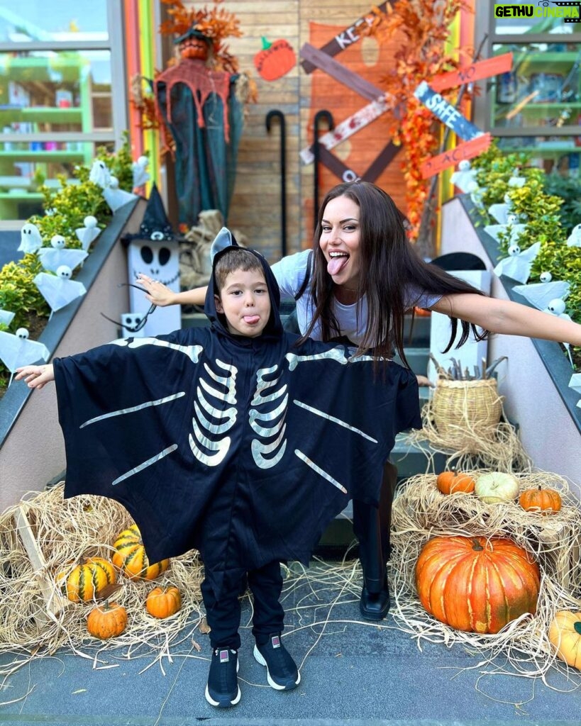 Fahriye Evcen Instagram - Bewitched! 🪄🎃