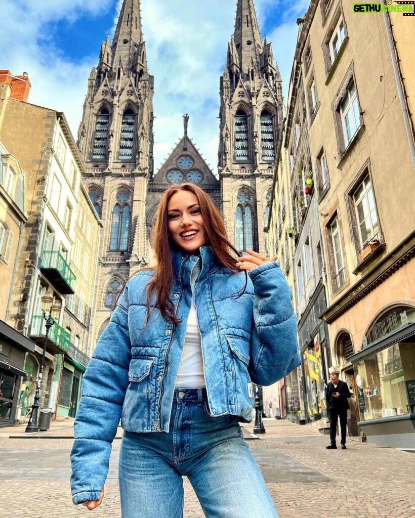 Fahriye Evcen Instagram - 🎠🍀 Clermont-Ferrand, France