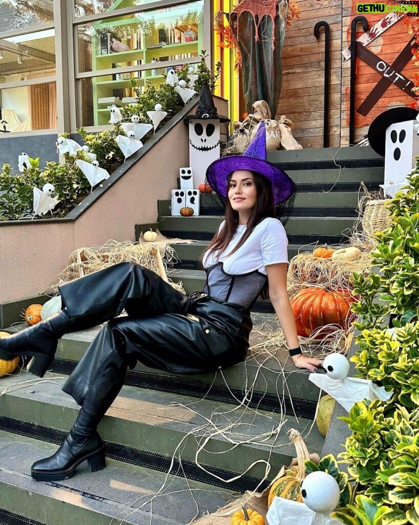 Fahriye Evcen Instagram - Bewitched! 🪄🎃