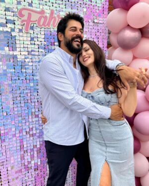 Fahriye Evcen Instagram - Aşkım İyiki 💜🤍 … Nice senelerin olsun kuzum  seni seviyorum ve seviyoruz👨‍👩‍👦‍👦 #happybirthday 🎉🎁🎂