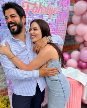 Fahriye Evcen Instagram - Aşkım İyiki 💜🤍 … Nice senelerin olsun kuzum  seni seviyorum ve seviyoruz👨‍👩‍👦‍👦 #happybirthday 🎉🎁🎂