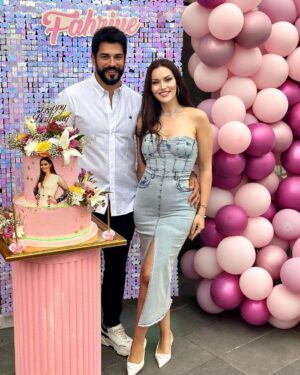 Fahriye Evcen Instagram - Aşkım İyiki 💜🤍 … Nice senelerin olsun kuzum  seni seviyorum ve seviyoruz👨‍👩‍👦‍👦 #happybirthday 🎉🎁🎂