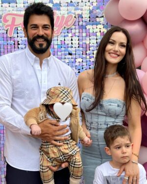 Fahriye Evcen Instagram - Aşkım İyiki 💜🤍 … Nice senelerin olsun kuzum  seni seviyorum ve seviyoruz👨‍👩‍👦‍👦 #happybirthday 🎉🎁🎂