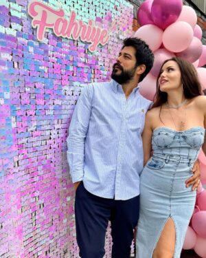 Fahriye Evcen Instagram - Aşkım İyiki 💜🤍 … Nice senelerin olsun kuzum  seni seviyorum ve seviyoruz👨‍👩‍👦‍👦 #happybirthday 🎉🎁🎂