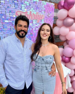 Fahriye Evcen Instagram - Aşkım İyiki 💜🤍 … Nice senelerin olsun kuzum  seni seviyorum ve seviyoruz👨‍👩‍👦‍👦 #happybirthday 🎉🎁🎂