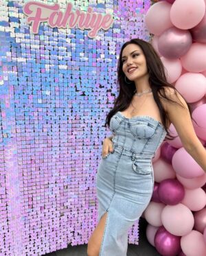 Fahriye Evcen Instagram - 🩷 Hey there! It's my birthdaaayy 🤩🥳