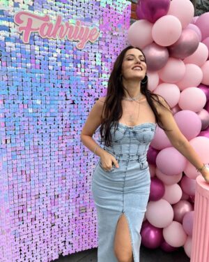 Fahriye Evcen Instagram - 🩷 Hey there! It's my birthdaaayy 🤩🥳