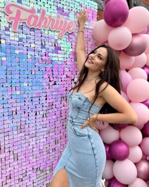 Fahriye Evcen Instagram - 🩷 Hey there! It's my birthdaaayy 🤩🥳