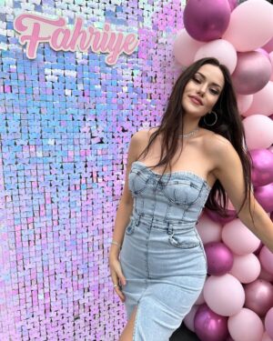 Fahriye Evcen Instagram - 🩷 Hey there! It's my birthdaaayy 🤩🥳