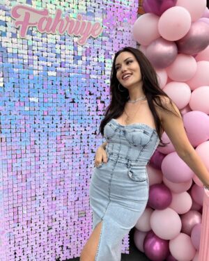 Fahriye Evcen Instagram - 🩷 Hey there! It's my birthdaaayy 🤩🥳