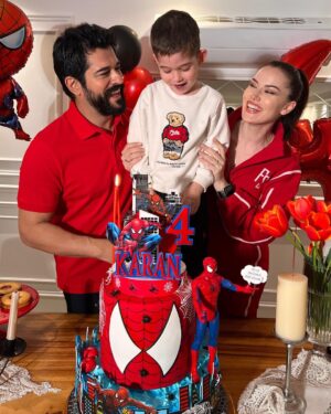 Fahriye Evcen Instagram - 4 yaşın kutlu olsun kalbim ♥️👑😌
@karanozcivit  #13.04.2023