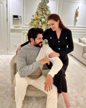 Fahriye Evcen Instagram - Sağlıklı ve neşeli bir yıl dileriz herkese.. 😊🎊🎄💫