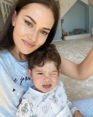 Fahriye Evcen Instagram - Tam 3 yıl önce bugün içimizde açan bahar çiçeğimiz oldun oğlum.. baharın kokusunu getirdin bize.. iyi ki doğdun meleğim.. 😌🎂🎁🌼🎈💛 @karanozcivit  13.04.2022
