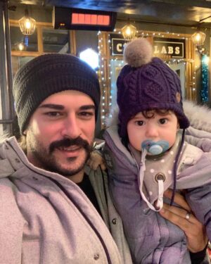 Fahriye Evcen Instagram - Tam 3 yıl önce bugün içimizde açan bahar çiçeğimiz oldun oğlum.. baharın kokusunu getirdin bize.. iyi ki doğdun meleğim.. 😌🎂🎁🌼🎈💛 @karanozcivit  13.04.2022