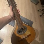 Fainal Instagram - “Katyusha Kazachok” Está canción me llena mucho el alma y a la vez me conmueve , es un romance ruso escrito por el compositor Matvey Blanter, donde relata la incertidumbre de una esposa rusa de un soldado en la guerra en 1938 en el tiempo de la segunda guerra mundial, a raíz de su creación se volvió himno en Rusia y unos años más tarde en el mundo, además adoptó un baile de polka tradicional en ese país llamado “KAZACHOK” pero su verdadera intención era contar esa incertidumbre de la guerra, ese anhelo de paz desde la visión del pueblo una canción que tiene de todo, frustración, temor y júbilo todos los sentimientos que algo cómo la guerra puede traer, aunque es una canción de amor escrita desde el sufrimiento y el anhelo de paz tiene mucha controversia porque pasados los años a los rockets 🚀 y los tanques en el ejército rojo los Llamaron cómo la canción “katyushas” Tratamos de respetar la visión del autor y de la obra desde nuestro sonido pero es completamente un roller coaster 🎢 de sentimientos una simple melodía iconica que todas nuestras generaciones atrás recuerda. Gracias a mi suegro @albeiroagudelog por contarme de esta canción 🙏🫶 me decía: mi papá la tocaba en su lira 🪕asi incluimos el instrumento “lira” (bandola) European mandolin del abuelo de Sara, un instrumento que reconstruimos y que tiene más de 60 años. Y además pudimos hacer parte a nuestro querido cornetto en la producción (✱‿✱) si tienen tiempo escúchenla porque es una película. que linda que es la música 🎶🫶