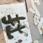 Fandy Fan Instagram - 「拙」攝影個展- 人樂年豐 關於一些小幫手，褲子一高一低買水泥小妹，髮尾自然卷翹的很美的阿母，穿著襪子一起曬太陽的阿ㄋㄚ打 都有一點拙的感覺，純真的，質樸的，有的時候笨笨的但是很真實可愛的人 未加修飾的真誠分享給大家🖤🖤