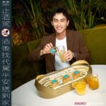 Fandy Fan Instagram - #AD 很幸運可以在「蘇格登醇金13年」盛大的醇金派對活動和摯友 @yaochunyao和 @chienho.wu 一起品嚐三種不同飲用醇金13年的方式： 醇金凍飲、醇金氣泡飲、店家專屬醇金特調！ 「醇金凍飲」上桌前環繞著乾冰視覺效果非常吸睛，平常喜歡加冰塊喝威士忌的人，很推薦試試看凍飲方式飲用，酒體少了點酒感卻依然醇順，完美帶出「醇金13年」的莓果香甜。 我自己最喜歡，用華麗水晶杯架端出來的「醇金氣泡飲」！一端出來就聚會氣氛滿點，和摯友們快樂的相聚，就是該來點帶有氣泡的飲品，搭上酸甜果香風味，感覺清爽又暢快！這次的活動 「店家專屬醇金特調」是款可以自己把「醇金13年」倒入特調中酒款，這系列特調總共有三種，可以一次感受到純金13年的特調多樣化，一次滿足多重味蕾享受！ 「蘇格登醇金13年」臻選來自法國波多蘇產區的貴腐甜白酒桶過桶，含有豐富果香更可以在口中爆發出甜美清爽的口感，完美的搭配在跟好友們一起分享的聚會上！這次活動辦在「台北Flare」，寬敞的空間感還有綠植搭配出輕鬆自在的氛圍，戶外泳池中的蘇格登金色LOGO超氣派！晚上還會再牆上打上LOGO光影，跟朋友怎麼拍都好看！ 那天在初秋的好天氣下，後面襯著蘇格登金色LOGO，大家一起坐在池畔聊天、笑笑鬧鬧 好友，好喝的酒，好愜意 10/10前到「台北Flare」「蘇格登醇金派對活動」，點選醇金派對酒單，只要$880就能一次體驗「醇金13年」三款酒品 推薦給大家邀請自己的摯友們一起去蘇格登合作的酒吧品嚐看看唷！ @thesingletontw @flare_taipei 【禁止酒駕，酒後找代駕平安送到家】 【本文內容涉及酒類產品促銷訊息，請勿轉發給未達法定購買年齡者】 #蘇格登醇金13年單一麥芽威士忌 #TheSingleton #蘇格登醇金派對 #貴腐甜白酒桶過桶 #點亮相聚時刻 #獨獻台灣
