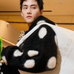 Fandy Fan Instagram - 好喜歡寬鬆的針織毛衣，配上不退潮流的黑白圓點！ @marcjacobs 識別度最高的Monogram 圖騰讓整體穿搭更加亮眼！最喜歡參加活動和朋友一起玩 @bravolav 下次再一起去玩唷🤜🏻🤛🏻 @imaginextw Make up: @wjc_mua Hair: @plants_rick Photo: @0uwang Styling: @charliebubblecat Team: @weteamwork.co