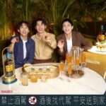Fandy Fan Instagram - #AD 很幸運可以在「蘇格登醇金13年」盛大的醇金派對活動和摯友 @yaochunyao和 @chienho.wu 一起品嚐三種不同飲用醇金13年的方式： 醇金凍飲、醇金氣泡飲、店家專屬醇金特調！ 「醇金凍飲」上桌前環繞著乾冰視覺效果非常吸睛，平常喜歡加冰塊喝威士忌的人，很推薦試試看凍飲方式飲用，酒體少了點酒感卻依然醇順，完美帶出「醇金13年」的莓果香甜。 我自己最喜歡，用華麗水晶杯架端出來的「醇金氣泡飲」！一端出來就聚會氣氛滿點，和摯友們快樂的相聚，就是該來點帶有氣泡的飲品，搭上酸甜果香風味，感覺清爽又暢快！這次的活動 「店家專屬醇金特調」是款可以自己把「醇金13年」倒入特調中酒款，這系列特調總共有三種，可以一次感受到純金13年的特調多樣化，一次滿足多重味蕾享受！ 「蘇格登醇金13年」臻選來自法國波多蘇產區的貴腐甜白酒桶過桶，含有豐富果香更可以在口中爆發出甜美清爽的口感，完美的搭配在跟好友們一起分享的聚會上！這次活動辦在「台北Flare」，寬敞的空間感還有綠植搭配出輕鬆自在的氛圍，戶外泳池中的蘇格登金色LOGO超氣派！晚上還會再牆上打上LOGO光影，跟朋友怎麼拍都好看！ 那天在初秋的好天氣下，後面襯著蘇格登金色LOGO，大家一起坐在池畔聊天、笑笑鬧鬧 好友，好喝的酒，好愜意 10/10前到「台北Flare」「蘇格登醇金派對活動」，點選醇金派對酒單，只要$880就能一次體驗「醇金13年」三款酒品 推薦給大家邀請自己的摯友們一起去蘇格登合作的酒吧品嚐看看唷！ @thesingletontw @flare_taipei 【禁止酒駕，酒後找代駕平安送到家】 【本文內容涉及酒類產品促銷訊息，請勿轉發給未達法定購買年齡者】 #蘇格登醇金13年單一麥芽威士忌 #TheSingleton #蘇格登醇金派對 #貴腐甜白酒桶過桶 #點亮相聚時刻 #獨獻台灣