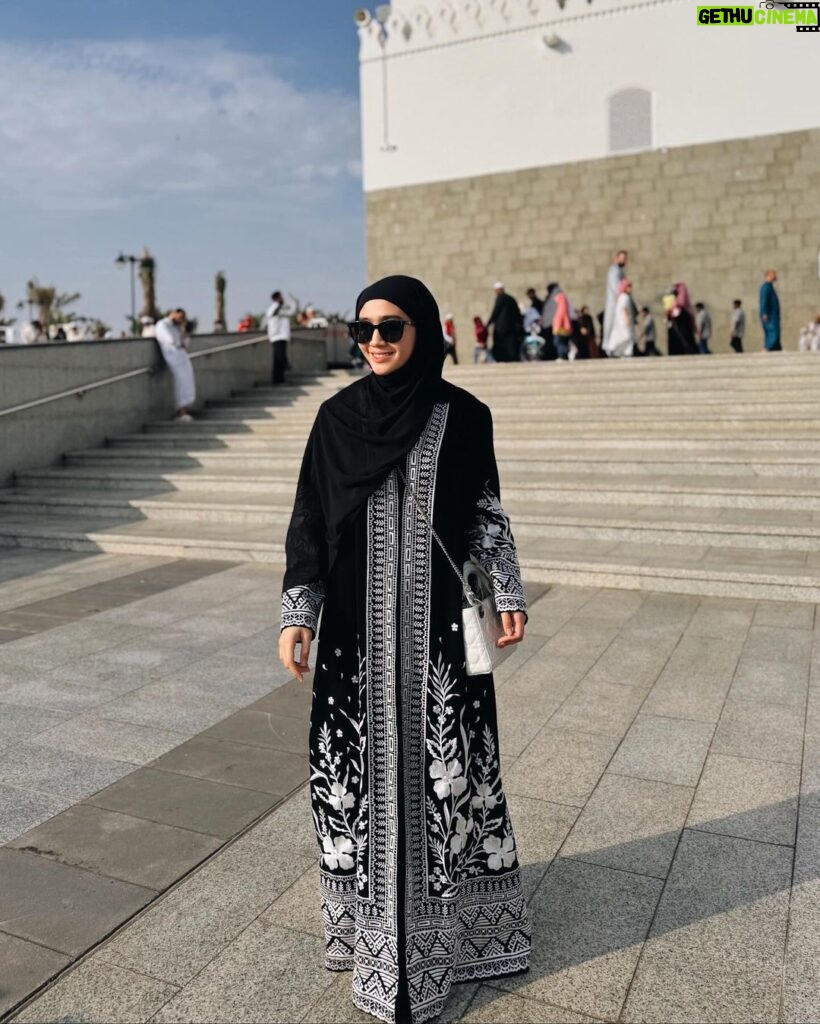 Febby Rastanty Instagram - Medina day 2. Agendanya city tour yay. Jalan-jalan ke Masjid Quba, Jabal uhud & Kebun Kurma. Foto-foto yang banyak soalnya pake abaya dari mommaku sayang @marinizumarnisreal ☺️❤️ jujur banyak yang bilang suka dan nanya beli dimana hehe ini merknya @mazulabel ya guys ☺️❤️ yuk diborong yuk punya ibu peri yuk