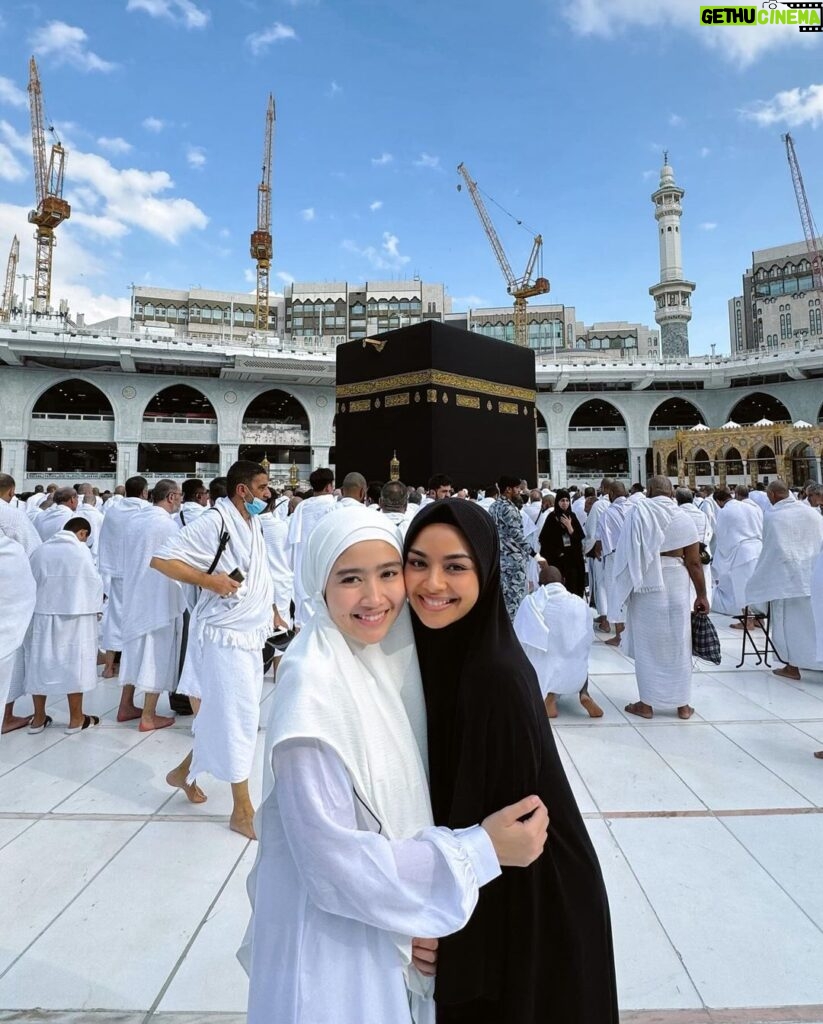 Febby Rastanty Instagram - Bersyukur bisa melakukan perjalanan umroh kali ini sama salah satu sahabatku! (and her fam as well🫶🏻). Padahal awalnya cuma curhat bilang pengen banget umroh tahun ini, bisa gak ya kalau aku pergi sendiri, eh malah jadinya pergi bareng :’’) disana saling ingetin ini & itu, saling nemenin buat kesana kemari, bisa cium Ka’bah & shalat di Hijr Ismail bareng dan pasti nya belajar buat jadi lebih baik sebagai manusia dan lebih dekat lagi dengan Nya. Semoga semua doa baik yang kita panjatkan dijabbah Allah SWT ya. Till jannah ya mi insyaAllah @yasminenaomi ❤️