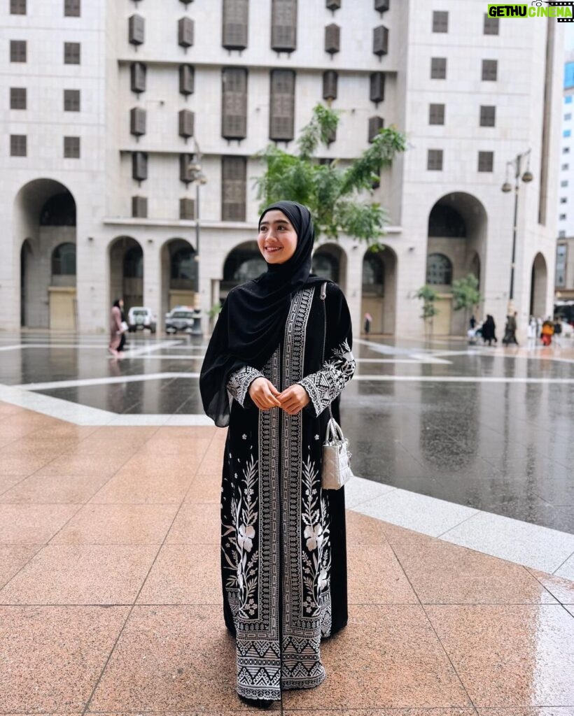 Febby Rastanty Instagram - Medina day 2. Agendanya city tour yay. Jalan-jalan ke Masjid Quba, Jabal uhud & Kebun Kurma. Foto-foto yang banyak soalnya pake abaya dari mommaku sayang @marinizumarnisreal ☺️❤️ jujur banyak yang bilang suka dan nanya beli dimana hehe ini merknya @mazulabel ya guys ☺️❤️ yuk diborong yuk punya ibu peri yuk