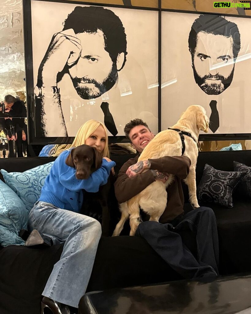 Fedez Instagram - Quando porti il tuo cane a casa di Donatella Versace e nulla può andare storto @donatella_versace 💖