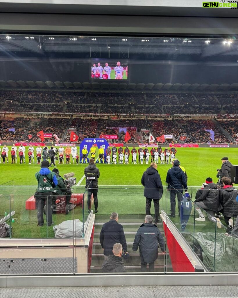 Fedez Instagram - Lello in campo a San Siro e la Vitto presa male 🏟️ Milano Stadio San Siro