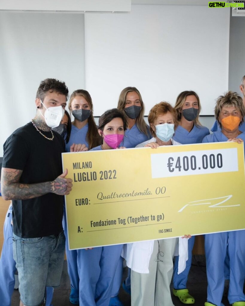 Fedez Instagram - Ricordo la prima volta che andai a far visita ai bambini e alle bambine del centro Tog, conoscere famiglie disposte a viaggiare centinaia di chilometri per regalare un futuro ai proprio figli verso un luogo fatto di speranza ma anche di tanta gioia. Fino a ieri il Centro Tog poteva prendersi cura di un centinaio di bambini con problematiche neurologie complesse, ebbene da oggi grazie all’inaugurazione del nuovo centro tutti i bambini che fino ad oggi erano in lista d’attesta potranno essere accolti senza problemi. Sono emozionato, orgoglioso e tanto tanto grato di aver dedicato un anno e mezzo a questa causa. È stato il primo grande obbiettivo della Fondazione Fedez: raccogliere fondi e far conoscere la realtà di Tog a tutta Italia. Felice di essere riuscito a donare quasi 600 mila euro a questa inestimabile realtà, felice di aver visto nascere da un cumulo di macerie il nuovo centro Tog che ad oggi non solo riuscirà ad aiutare più bambini ma fornirà cure e servizi all’avanguardia in cui non esistono eguali in tutta Europa. Guardo la targa di ringraziamento alla Fondazione Fedez e mi sento di ringraziare io Antonia e tutto lo staff di Tog per avermi arricchito umanamente e per avermi coinvolto in questa magica iniziativa. “La bellezza è analgesica” dice Antonia e io sottoscrivo. Chiunque abbia una patologia non deve essere privato della bellezza e il nuovo centro Tog è la cos’è più bella che la città di Milano potesse desiderare. Grazie ❤️ Milan, Italy