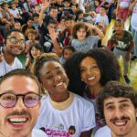 Felipe Castanhari Instagram – Muito feliz de ter conhecido hoje a Casa do Zezinho, um projeto incrível que traz educação e alimentação para crianças e jovens de baixa renda, ajudando a romper as barreiras sociais e econômicas para que eles possam sonhar. 

A senhora da terceira foto é Dagmar Rivieri, carinhosamente chamada de Tia Dag. Ela que deu origem à Casa do Zezinho nos anos 90.

Um baita projeto que depende muito de doações para continuar, por isso quem puder ajudar, com qualquer valor, por favor: PIX: pix@casadozezinho.org.br

Parabéns pelo envolvimento e por usar sua influência e imagem para um projeto tão bacana @fabioporchat, conte comigo novamente nos próximos anos! 👊🏻