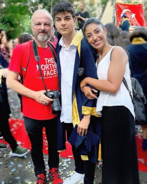 Ferhat Yılmaz Instagram - Adamım @ppoyrazyilmazz mezun oldu.
Artık liseli genç bir adam.
Kepini fırlattı konuyu kapattı.
Vatanına milletine hayırlı evlat olsun.
Allah kalkanı olsun. 🙏❤️