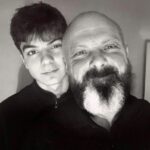 Ferhat Yılmaz Instagram - Yaşam kaynağım. Varoluş.Aşk.Nedenim.Adamım. Oğlum.Aslanım.Evladım. Evrendeki en güzel canlı. Adammmmm #poyrazyılmaz 🙏❤️ Hoşgeldin Oğlum Umudun en karamsar halinde Gamze gamze gülüşünle Bana beni, bana her şeyi unutturan Minicik bir el ile tutunurken yaşama Teninde yaşatırken masumiyeti Dokundukça arsız düşlerim yok oluyordu Saçlarıma değerken rüzgarın deli sevgisi Gözlerinde can buluyordum Hoş geldin oğlum. Uysal zamanların deli tayı Yorgun izlerimi silen Anzer balı Masal düşlerimin kahramanı Sen asla içimde büyütmediğim çocukluğum Yıldız yıldız dileklerim Kaybolan gülüşlerim.. Sen var ya bebek kokulum Canıma can katan Seni çok seviyor annen Cümle kuramadığım zamanlardayım Nasıl anlatayım bilmiyorum Hoş geldin oğlum. Sana anlatamadığım ne çok şey var Bir gün büyüyecek, koca adam olacaksın Bölünecek sevgilerin belki unutacaksın Zaman bulamayacak, halimi hatırımı sormayacaksın Belki de gamze gülüşlerini özletecek Nasılsın anne bile demeyeceksin Olsun ben yinede seveceğim seni Düşünme annem kızar diye sana kızmam ki Düşünme annem ağlıyor mu diye Gözyaşlarımı bilmeyeceksin ki Ama seni öyle çok seviyorum, öyle çok seviyorum ki Her aklıma düştüğünde sen de hissedeceksin bunu biliyorum Hoş geldin oğlum.. Ne zaman büyüdün sen, bak ondört yıl bitti Yıllar ne de çabuk geçip gitti Adını söylemekten asla bıkmadığım Varlığın ödülümdür bana canım Gülüşün derman bana Koparmasınlar dalından, ağlatmasınlar seni hiç Bu Annenin duasıdır sana. Belki de son hatırasıdır Ve şunu asla unutma Nerde olursan ol ''ağlarsa anam ağlar gerisi yalan ağlar' Hoş geldin oğlum Seni çok seviyorum demek yetecek mi sana Gör bak yüreğimi Bir fidan büyüyor Büyüdükçe bana seni veriyor.. Nice yılara oğlum Nice yaşlara Annenden sana İyi ki doğdun İyi ki geldin hayatıma İyi ki varsın Canıma can katanım Ömrümce tekrarlayacağım duamsın Ve küçüğüm sen hep küçük kalacaksın SENİ ÇOK AMA ÇOK SEVİYORUM, HOŞ GELDİN OĞLUM … T.C. Türkiye Cumhuriyeti