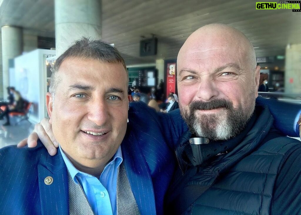 Ferhat Yılmaz Instagram - Biz 30 yılı devirdik. @tugikofficial Bşk yrd,iş adamı,avukat @kadirakboz kardeşimle dostumla her zaman bir birimize iyi geldik.İnsan dostlarıyla var. ⚔🇹🇷🇹🇷🇹🇷 Ankara Esenboga Airport - ESB