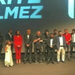 Ferhat Yılmaz Instagram - "O GECE HERKES BİR ANDA SAVAŞÇIYA DÖNÜŞTÜ" 🎬🎥 Bu film, emperyalizme karşı tek vücut herkes dışarıdaydı filmi. Çanakkale'de cephede millet birbirine partisini sormadı savaşırken.Bu da öyle bir şey. Bu senaryo siyaset üstü olduğu için ve 15 Temmuz'daki halk hareketini konu aldığı için bunu kabul ettik ve gururla oynadık.İlk şehidi canlandırdım filmde. Oynarken de o kardeşimizin ailesini düşündüm; seyredecekler ve ne hissedecekler diye.Hatta yapımcımıza da rica ettim o şehit kardeşimizin ailesini ziyaret edelim diye. Çok sağlam bir ekip ve oyuncu kadrosuyla tarihi ve arşive kaldırılacak muhteşem bir iş yaptığımızı düşünüyorum. Parça parça herkes bu hikâyeleri duydu ama bu filmin içinde o kahramanların gerçek hikâyelerini görecekler. Herkes dışarıdaydı o gece gerçekten. Çoluk çocuğun üzerine ateş açıldı.Esnaf,manav, pastaneci hepsi bir anda savaşçıya dönüştü ve hiç düşünmeden öne atıldı.O kısmı o kadar değerli ki.Belki de cumhuriyet tarihinin en kritik en vahim olayıydı. Gerçek olan bir olayı aynı şekilde gerçek yapmak inanılmaz bir şeydi. Onu başardığımızı düşünüyorum." T.C. Türkiye Cumhuriyeti