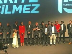 Ferhat Yılmaz Instagram - "O GECE HERKES BİR ANDA SAVAŞÇIYA DÖNÜŞTÜ" 🎬🎥
Bu film, emperyalizme karşı tek vücut herkes dışarıdaydı filmi. Çanakkale'de cephede millet birbirine partisini sormadı savaşırken.Bu da öyle bir şey. Bu senaryo siyaset üstü olduğu için ve 15 Temmuz'daki halk hareketini konu aldığı için bunu kabul ettik ve gururla oynadık.İlk şehidi canlandırdım filmde. Oynarken de o kardeşimizin ailesini düşündüm; seyredecekler ve ne hissedecekler diye.Hatta yapımcımıza da rica ettim o şehit kardeşimizin ailesini ziyaret edelim diye. Çok sağlam bir ekip ve oyuncu kadrosuyla tarihi ve arşive kaldırılacak muhteşem bir iş yaptığımızı düşünüyorum. Parça parça herkes bu hikâyeleri duydu ama bu filmin içinde o kahramanların gerçek hikâyelerini görecekler. Herkes dışarıdaydı o gece gerçekten.
Çoluk çocuğun üzerine ateş açıldı.Esnaf,manav, pastaneci hepsi bir anda savaşçıya dönüştü ve hiç düşünmeden öne atıldı.O kısmı o kadar değerli ki.Belki de cumhuriyet tarihinin en kritik en vahim olayıydı. Gerçek olan bir olayı aynı şekilde gerçek yapmak inanılmaz bir şeydi. 
Onu başardığımızı düşünüyorum."