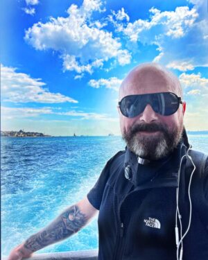 Ferhat Yılmaz Instagram - Bu gülüş ; 

"Ölü olduğunuzu bilmezsiniz.
Bu sadece başkaları için zordur.
Aynı şey salak olduğunuzda da geçerlidir."