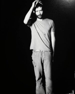 Ferit Kaya Instagram - yıl 2007, yaş 23, iş yersiz yurtsuz, yönetmen @cemalsan, fotoğrafı çeken @mstfustundag, daha ne olsun ☘️yıllar geçiyor...