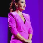 Fernanda Souza Instagram - #TBT do dia que subi no palco do Rio2C para abrir o painel da @netflixbrasil! Quem diria que a garotinha que se tornou apresentadora lá em 1994, no X Tudo, da minha querida Tv Cultura, seria hostess de um player mundialmente conhecido… Voltar a apresentar, foi ouvir um desejo do meu coração… E o coração nunca falha! Vocês tão seguindo o 💜 de vocês?