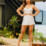 Fernanda Souza Instagram - Muito obrigada por todos os comentários fofos que vocês deixaram no teaser de 𝐈𝐋𝐇𝐀𝐃𝐎𝐒 𝐂𝐎𝐌 𝐀 𝐒𝐎𝐆𝐑𝐀 !!! Esse projeto foi gravado ano passado e foi uma delícia conviver e aprender com um time tão phodaaaaa! Agora diz aí: 𝐈𝐑𝐈𝐀 𝐏𝐀𝐑𝐀 𝐔𝐌𝐀 𝐈𝐋𝐇𝐀 𝐂𝐎𝐌 𝐒𝐔𝐀 𝐒𝐎𝐆𝐑𝐀??? 👍🏼 ou 👎🏼 ? E mais uma vez, obrigada @netflixbrasil (que me chamou de fofa no último vídeo) @chalfon @maragusa @mixerfilms @danigriman @ricoperez @matrioshkah @vivian_alano Minha equipe do ♥️ @colucciagentes @claytonfmarques @aledesouza1970 @andersonvalent @casadejoana @claudia.cassim @marciaboaa E TODA A GALERA que viveu esse projeto tão lindo!