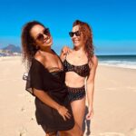 Fernanda Souza Instagram - Eu a @arethaoliveiraoficial tamo com #TBT pra uns 3 anos… Lembranças de uma lindo dia de praia com ela e @xa.real !!! ☀️🌊⛱️ Ps. Nas últimas foto tô usando um trem que comprei na Decathlon!!! que é a melhor coisa do mundo no meu pós praia! 3 amigos já me pediram de presente! Eh mto gostoso de usar! Ps2. Isso não eh publi. Respeita minhas história com a Decathlon que foi criada na pandemia. Até barraca de camping eu comprei. E só acampei uma vez. Vacilo.